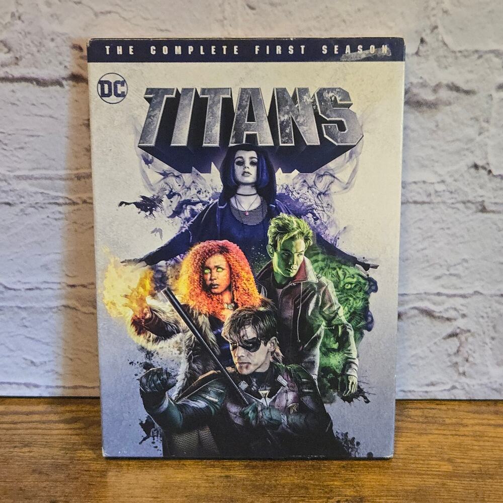 Titans The Complete First Season DVD 3 Disc Set DC Universe w/ Slipcover